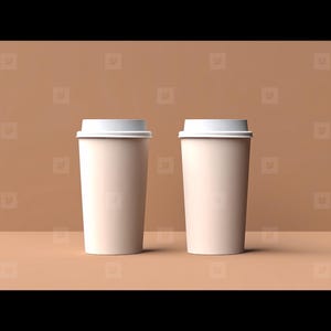 Könnte beinhalten: Zwei hellbeige Pappkaffeebecher mit weißen Deckeln werden auf einer hellbraunen Oberfläche gezeigt. Die Becher sind zylindrisch und haben ein schlichtes Design. Der Hintergrund ist einfarbig hellbraun.