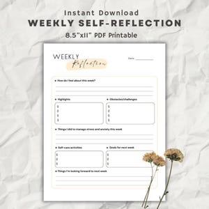 Könnte beinhalten: Ein druckbares wöchentliches Selbstreflexions-PDF mit Aufforderungen zum Journaling. Das Dokument enthält Abschnitte für Highlights, Herausforderungen, Selbstpflege und Ziele. Der Text "Weekly Reflection" ist handschriftlich. Größe: 21,6 cm x 27,9 cm.