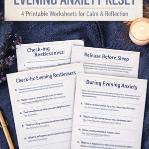 Könnte beinhalten: Digitaler Download "Evening Anxiety Reset" mit vier ausdruckbaren Arbeitsblättern für Ruhe und Reflexion. Das Bild zeigt Arbeitsblätter mit Aufforderungen zum Überprüfen von Unruhe und zum Entspannen vor dem Schlafengehen. Ein Stift und eine Kerze sind ebenfalls sichtbar.