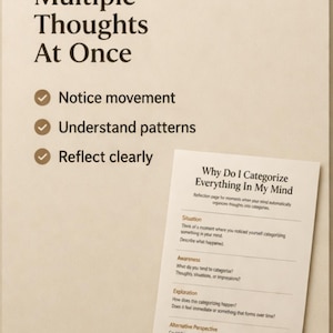 Könnte beinhalten: Eine beige Karte mit dem Text „Multiple Thoughts At Once“ und Aufzählungspunkten: „Bewegung bemerken“, „Muster verstehen“ und „Klar reflektieren“. Eine kleinere Karte lautet „Warum kategorisiere ich alles in meinem Kopf“.