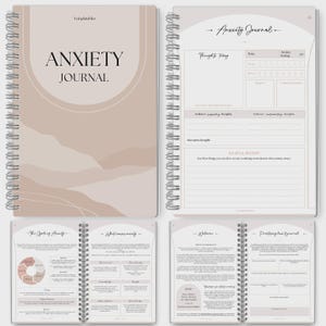 Könnte beinhalten: Ein spiralgebundenes Angsttagebuch mit beigem Einband und dem Titel "ANXIETY JOURNAL". Die Innenseiten des Journals enthalten Anregungen zur Verfolgung von Gedanken, Gefühlen und Bewältigungsmechanismen. Das Journal misst etwa 21 cm.