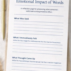 Könnte beinhalten: Eine Journalseite mit dem Titel "Emotionale Wirkung von Worten" mit Aufforderungen zur Reflexion. Enthält Abschnitte zur Aufzeichnung des Gesagten, unmittelbarer Gefühle, Gedanken und alternativer Perspektiven. Ein goldener Stift und eine Tasse Kaffee liegen neben dem Journal.