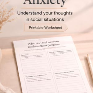 Op de afbeelding: Een afdrukbaar werkblad getiteld "Sociale Angst" met de tekst "Begrijp je gedachten in sociale situaties". Het werkblad heeft secties om in te schrijven en een pen staat aan de rechterkant.