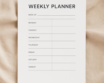 Könnte beinhalten: Ein weißer Wochenplaner mit schwarzem Text. Oben auf dem Planer steht „WEEKLY PLANNER“. Unter dem Titel befinden sich Zeilen für die Woche, von Montag bis Sonntag. Der Planer liegt auf einer beigefarbenen Stoffoberfläche.