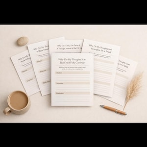 Può includere: Una raccolta di pagine di diario bianche con suggerimenti, tra cui "Perché i miei pensieri iniziano ma non continuano completamente?". Una tazza di caffè, una penna ed elementi decorativi sono disposti su una superficie neutra. I diari sono progettati per la riflessione.