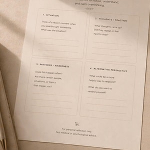 Könnte beinhalten: Ein Arbeitsblatt mit dem Titel "Overthinking Worksheet" mit Aufforderungen zum Verstehen und Beruhigen von Überdenken. Das Arbeitsblatt enthält Abschnitte für Situation, Gedanken/Reaktion, Muster/Bewusstsein und alternative Perspektive. Der Text unten lautet "Slow the Mind, Let It Pass."