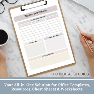 Könnte beinhalten: Ein Klemmbrett mit einem Arbeitsblatt zum Thema Selbstwertgefühl mit dem Titel „Positive Self Esteem“. Das Arbeitsblatt enthält Abschnitte für tägliche Erfolge und Affirmationen. Ein roségoldener Stift liegt daneben. Der Text „CC DIGITAL STUDIOS“ ist sichtbar.