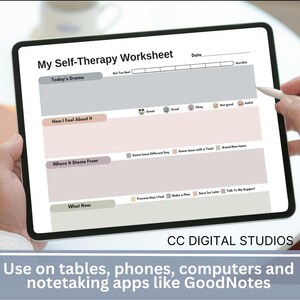 Könnte beinhalten: Ein digitales Selbsttherapie-Arbeitsblatt, das auf einem Tablet angezeigt wird. Das Arbeitsblatt enthält Abschnitte für das tägliche Drama, die Gefühle, die Ursprünge und die Handlungen. Das Bild enthält auch den Text "Use on tables, phones, computers and notetaking apps like GoodNotes."