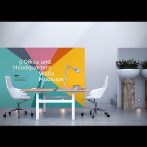 Könnte beinhalten: Ein Büroraum mit einem Schreibtisch, zwei weißen Stühlen und einem farbenfrohen Hintergrund. Auf dem Schreibtisch befinden sich ein Laptop und eine Lampe. Der Hintergrund zeigt "5 Office and Headquarters Walls Mockups". Zwei weiße Pflanzgefäße mit Grünpflanzen befinden sich rechts.