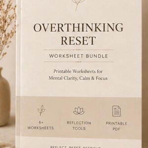 Könnte beinhalten: Ein cremefarbenes Buch mit dem Titel "Overthinking Reset" mit minimalistischem Design. Das Cover zeigt den Titel, eine Blattillustration und den Untertitel "Worksheet Bundle". Es enthält "Printable Worksheets" für mentale Klarheit und Konzentration.