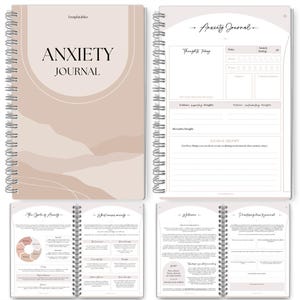 Könnte beinhalten: Ein spiralgebundenes Journal mit dem Titel "ANXIETY JOURNAL". Das Journal hat einen beigen Umschlag mit minimalistischem Design. Im Inneren befinden sich Seiten zur Verfolgung von Gedanken und Gefühlen mit Anregungen und Reflexionsbereichen.
