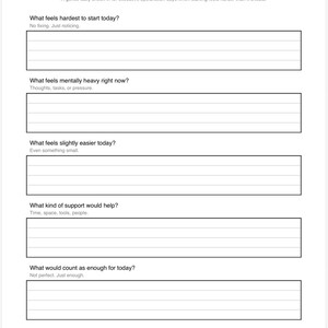 Op de afbeelding: Een witte Daily Check-In werkblad met vragen voor zelfreflectie. Vragen zijn onder meer wat het moeilijkst is om mee te beginnen, mentaal zwaar en vandaag iets gemakkelijker. Het werkblad is ontworpen voor executieve disfunctie.