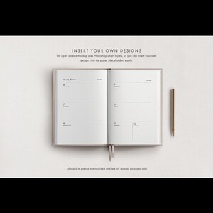 Könnte beinhalten: Ein offenes Wochenplaner-Mockup in neutralen Farbtönen. Die Seiten sind geöffnet, um das Wochenlayout anzuzeigen, mit einem Stift daneben. Der Text "INSERT YOUR OWN DESIGNS" steht oben.