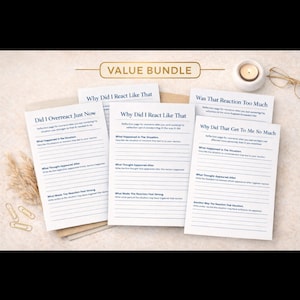 Puede incluir: Un paquete de valor de hojas de trabajo de autorreflexión con indicaciones como "¿Por qué reaccioné así?" y "¿Reaccioné de forma exagerada ahora mismo?" Las hojas de trabajo son blancas con texto negro, y el paquete incluye una vela, gafas y clips.