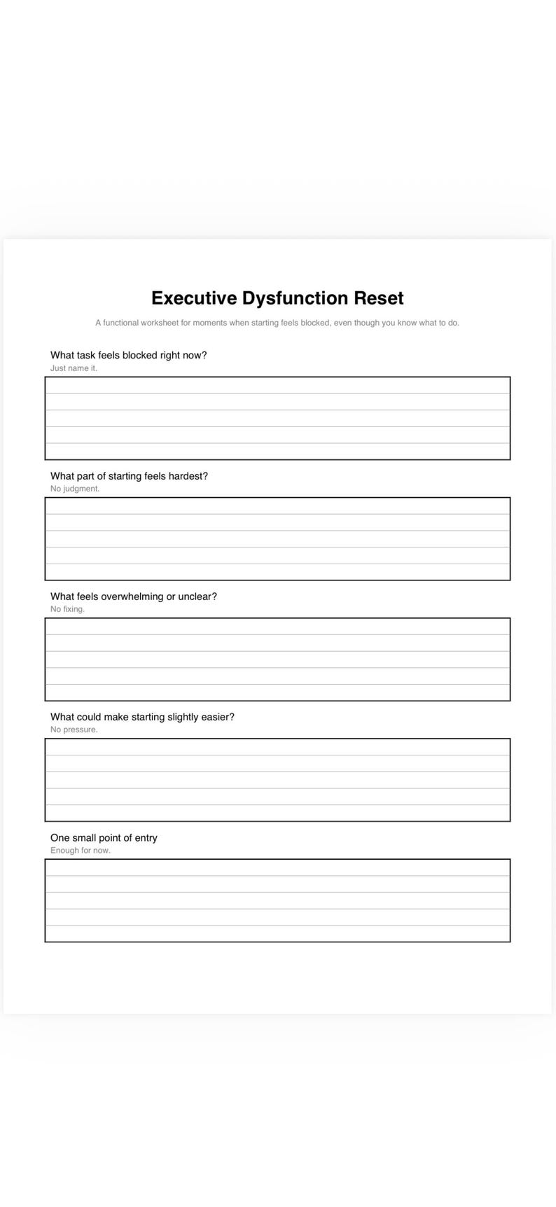 Op de afbeelding: Een witte keramische mok met een zwart handvat en de tekst "But First, Coffee" in een zwarte, vette letter. De mok staat op een wit oppervlak. De mok is ongeveer 10 cm hoog.