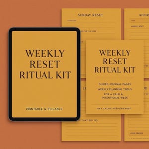 Könnte beinhalten: Ein Weekly Reset Ritual Kit mit schwarzem Rand, mit dem Text "Weekly Reset Ritual Kit" in fetter Schrift. Das Kit enthält druckbare und ausfüllbare Journalseiten und wöchentliche Planungswerkzeuge für eine ruhige Woche.