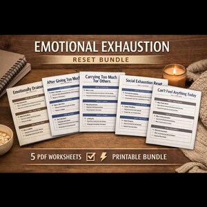 Könnte beinhalten: Ein Bündel von fünf druckbaren PDF-Arbeitsblättern auf einer Holzoberfläche, die sich mit emotionaler Erschöpfung befassen. Die Arbeitsblätter tragen die Titel: Emotional erschöpft, Nach zu viel Geben, Zu viel für andere tragen, Social Exhaustion Reset und Kann heute nichts fühlen.