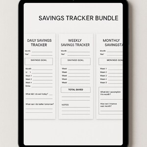 Könnte beinhalten: Ein digitales Tablet zeigt ein "SAVINGS TRACKER BUNDLE" mit Abschnitten für die tägliche, wöchentliche und monatliche Sparverfolgung. Jeder Abschnitt enthält Felder für Ziele, Wochen und Notizen, die für die Finanzplanung und -organisation bestimmt sind.