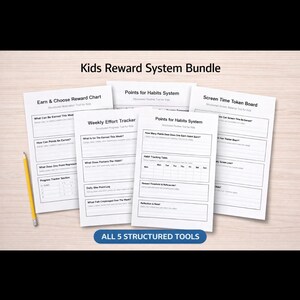 Könnte beinhalten: Ein Bundle aus fünf strukturierten Tools für Kinder, darunter eine Belohnungstabelle, ein Gewohnheitssystem und eine Bildschirmzeit-Tafel. Der Text "Kids Reward System Bundle" steht oben. Ein gelber Bleistift ist links. Der Text "ALL 5 STRUCTURED TOOLS" steht unten.