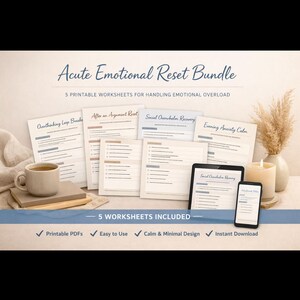 Könnte beinhalten: Das Bild zeigt das "Acute Emotional Reset Bundle" mit fünf ausdruckbaren Arbeitsblättern zur Bewältigung emotionaler Überlastung. Das Bundle enthält Arbeitsblätter für Überdenken, Argument-Resets, soziale Überforderung und abendliche Angstbewältigung. Eine Tasse, Bücher und ein Tablet sind ebenfalls zu sehen.