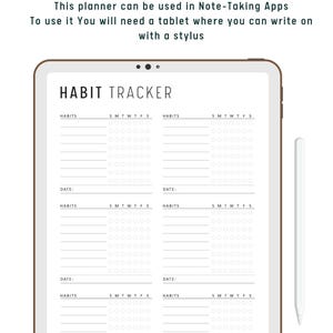 Könnte beinhalten: Digitaler Habit Tracker auf einem Tablet. Der Bildschirm zeigt ein Habit Tracker-Layout mit Abschnitten für Gewohnheiten, Wochentage und Daten. Ein Stift befindet sich neben dem Tablet. Der Text oben lautet: "Digital mit PDF-Annotation-Apps verwenden."