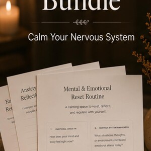 Könnte beinhalten: Bild des "Emotional Regulation Bundle" mit dem Text "Beruhigen Sie Ihr Nervensystem". Das Bundle enthält Arbeitsblätter für mentale und emotionale Reset-Routinen. Eine Tasse Kaffee und eine brennende Kerze sind im Hintergrund.