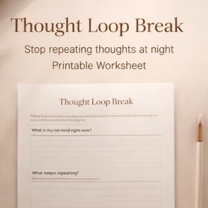 Könnte beinhalten: Ein druckbares Arbeitsblatt mit dem Titel "Thought Loop Break" mit Aufforderungen zur Behandlung sich wiederholender Gedanken in der Nacht. Das Arbeitsblatt enthält Fragen. Ein Stift liegt rechts.