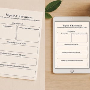 Könnte beinhalten: Ein Arbeitsblatt und ein Tablet zeigen einen "Repair & Reconnect"-Leitfaden. Der Leitfaden enthält Aufforderungen zur Selbstreflexion, wie "Meine Perspektive" und "Welche Gefühle kamen bei mir auf". Das Tablet liegt auf einer Holzoberfläche.
