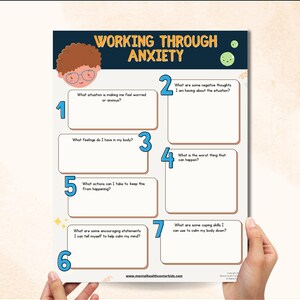 Könnte beinhalten: Ein Set aus drei Keramikbechern mit gesprenkelter, matter Oberfläche. Die Becher sind in Creme-, Hellgrau- und Dunkelgrautönen gehalten. Jeder Becher hat ein schlichtes, minimalistisches Design und einen abgerundeten Henkel.