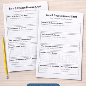 Könnte beinhalten: Zwei weiße, bedruckbare Belohnungstabellen mit dem Titel "Earn & Choose Reward Chart" mit einem gelben Bleistift auf einer hellen Holzoberfläche. Die Tabellen enthalten Abschnitte für verdiente Belohnungen, Punkte und Fortschrittsverfolgung. Der Text unten lautet "PRINTABLE A4 PDF."