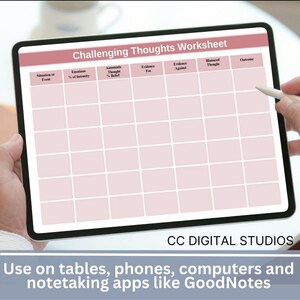 Könnte beinhalten: Ein digitales Arbeitsblatt mit dem Titel "Challenging Thoughts Worksheet" wird auf einem Tablet angezeigt. Das Arbeitsblatt ist rosa und weiß mit Spalten zur Aufzeichnung von Gedanken und Gefühlen. Der Text "CC DIGITAL STUDIOS" und "Use on tables, phones, computers and notetaking apps like GoodNotes" sind ebenfalls sichtbar.