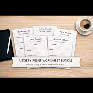 Könnte beinhalten: Arbeitsblatt-Bundle zur Angstbewältigung mit dem Text "Vor der Angst", "Während der Angst", "Nach der Angst" und "Integration & Gewohnheiten". Ein Tablet mit Stift und eine Tasse Kaffee befinden sich ebenfalls auf der Holzoberfläche.