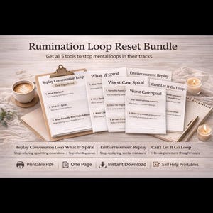 Könnte beinhalten: Ein Bundle mit Selbsthilfe-Druckvorlagen zur Unterbrechung von Gedankenschleifen. Das Bild zeigt einen Klemmbrett mit Arbeitsblättern, eine Kaffeetasse, Kerzen und einen Stift. Die Arbeitsblätter tragen Titel wie "Replay Conversation Loop" und "What If Spiral".