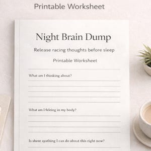 Può includere: Un modello di foglio di lavoro stampabile intitolato "Night Brain Dump" con domande per liberare i pensieri agitati prima di dormire. Include domande come "A cosa sto pensando?" e "Cosa sento nel mio corpo?"