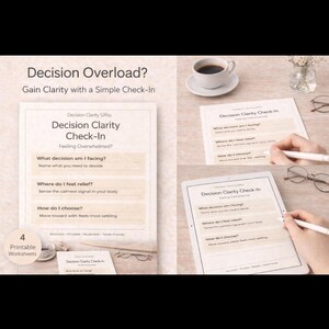 Puede incluir: Imagen de una hoja de trabajo de "Decision Clarity Check-In" con el texto "Decision Overload? Gain Clarity with a Simple Check-In." La hoja de trabajo incluye indicaciones para ayudar a la toma de decisiones. También se ve una taza de café y un par de gafas.