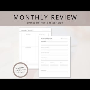 Op de afbeelding: Een afdrukbare PDF met de titel "MONTHLY REVIEW" in letterformaat. De afbeelding toont twee versies van een plannerpagina met secties voor notities, prestaties en doelen. Een cirkelvormige afbeelding zegt "bevat 2 verschillende versies!"