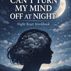 Könnte beinhalten: Illustration einer Frauensilhouette mit einem Nachthimmel-Thema. Das Bild zeigt einen Halbmond, Sterne und den Text "CAN'T TURN MY MIND OFF AT NIGHT" und "Night Reset Workbook". Der Kopf der Frau ist mit Wolken und Sternen gefüllt.