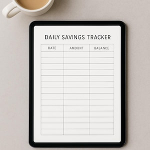 Könnte beinhalten: Ein digitales Tablet mit einem "TÄGLICHEN SPAR-TRACKER" mit Spalten für Datum, Betrag und Saldo. Eine weiße Tasse mit Kaffee befindet sich in der oberen linken Ecke. Der Hintergrund ist hellgrau.