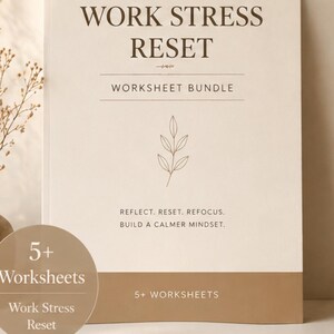 Könnte beinhalten: Ein Arbeitsbuch-Bundle mit dem Titel "WORK STRESS RESET" mit dem Text "WORKSHEET BUNDLE" und "5+ Worksheets". Das Cover ist hellbeige mit braunen Akzenten und einem minimalistischen Blattdesign. Der Text "REFLECT. RESET. REFOCUS. BUILD A CALMER MINDSET." ist ebenfalls sichtbar.