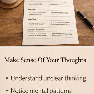 Op de afbeelding: Een set van drie keramische mokken met een gespikkelde, matte afwerking. De mokken zijn in crème, lichtgrijs en donkergrijs. Elke mok heeft een eenvoudig, minimalistisch ontwerp, perfect voor koffie of thee.