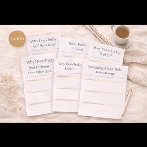 Könnte beinhalten: Ein Bündel von Journalseiten mit Fragen wie „Warum fühlt sich der heutige Tag so seltsam an“ und „Heute fühlt sich ungewöhnlich an“. Die Seiten sind auf einer weichen, strukturierten Oberfläche angeordnet, mit einer Tasse Kaffee und einem Stift. Das Thema ist Selbstreflexion.