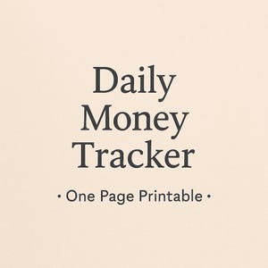 Może przedstawiać: Na beżowym tle widnieje napis "Daily Money Tracker" ciemną czcionką. Poniżej znajduje się tekst "One Page Printable" mniejszą czcionką.