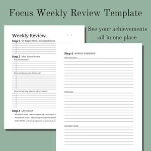 Può includere: Un modello di revisione settimanale intitolato "Focus Weekly Review Template". Include sezioni per la revisione settimanale, la revisione post-azione, la pulizia dell'elenco e la panoramica settimanale. È visibile anche il testo "See your achievements all in one place".