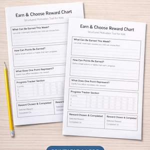 Könnte beinhalten: Zwei weiße, bedruckbare Belohnungstabellen mit dem Titel "Earn & Choose Reward Chart" mit einem gelben Bleistift auf einer hellen Holzoberfläche. Die Tabellen enthalten Abschnitte für verdiente Belohnungen, Punkte und Fortschrittsverfolgung. Der Text unten lautet "PRINTABLE A4 PDF."