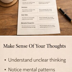 Peut inclure: Un document intitulé « Not Starting » avec des puces : Comprendre la pensée floue, Remarquer les schémas mentaux et Réfléchir sans pression. Une tasse de café et un stylo sont également sur la surface en bois.