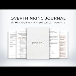 Könnte beinhalten: Ein Journal mit dem Titel "OVERTHINKING JOURNAL" und dem Untertitel "TO MANAGE ANXIETY & UNHELPFUL THOUGHTS". Das Cover ist hellbeige mit dem Wort "JOURNAL" darauf. Das Journal ist aufgeschlagen.