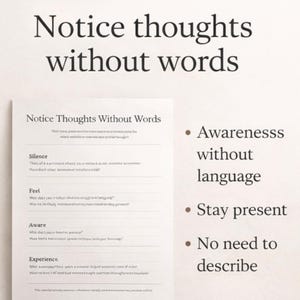 Könnte beinhalten: Ein weißes Papier mit dem Titel "Gedanken ohne Worte bemerken" mit Fragen zur Selbstreflexion. Der Text enthält "Stille", "Fühlen", "Wahrnehmen" und "Erfahrung". Aufzählungszeichen heben "Bewusstsein ohne Sprache" und "Gegenwärtig bleiben" hervor.