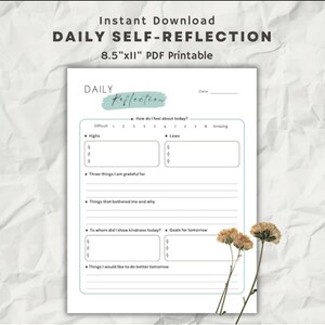 Könnte beinhalten: Ein druckbares tägliches Selbstreflexions-PDF mit dem Text "DAILY SELF-REFLECTION" und "8,5"x11" PDF Printable." Die Seite enthält Aufforderungen für Höhen, Tiefen, Dankbarkeit und Ziele. Getrocknete Blumen befinden sich in der unteren rechten Ecke.