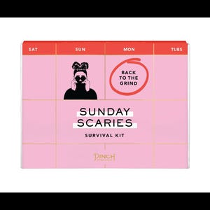 Könnte beinhalten: Rosa-weißes "Sunday Scaries Survival Kit" mit Kalenderdesign. Der Kalender zeigt eine Frau mit den Händen im Gesicht und dem Text "Back to the Grind". Das Pinch Provisions-Logo befindet sich unten.