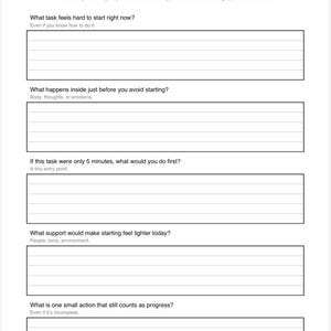 Op de afbeelding: Een set van drie keramische mokken met een gespikkelde, matte afwerking. De mokken zijn in cr&egrave;me, lichtgrijs en donkergrijs. Elke mok heeft een eenvoudig, minimalistisch ontwerp.